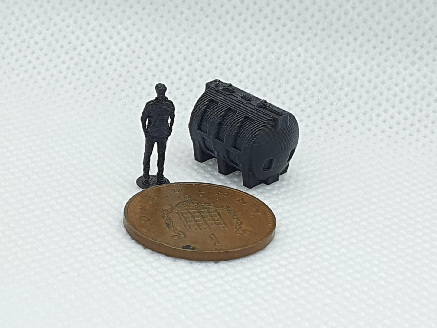 N gauge scale model of domestic oil storage tank - Three Peaks Models