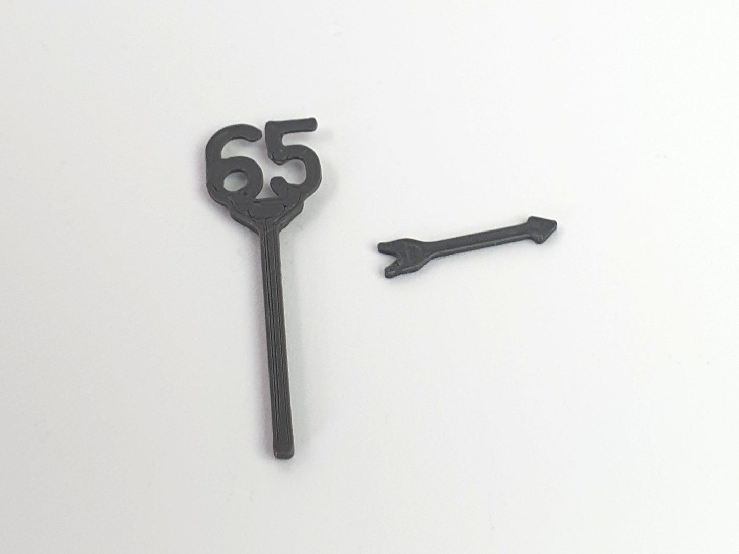 65 mph OO gauge scale model BR speed limit sign with separate directional arrow - Three Peaks Models