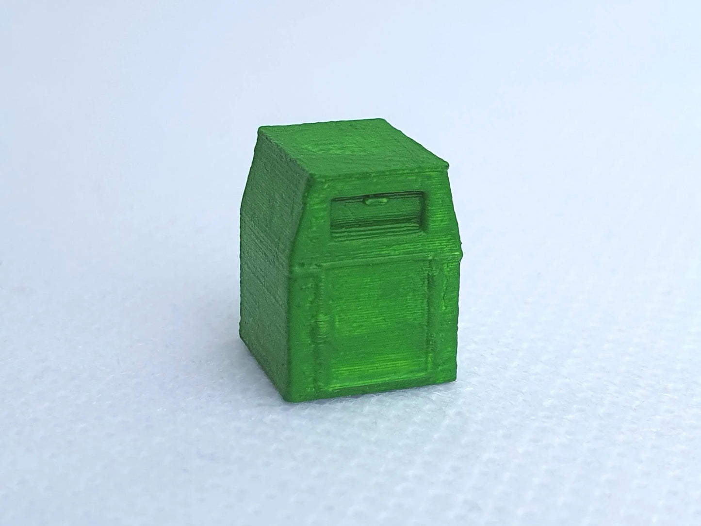 Painted N gauge scale model clothes recycling bin - Three Peaks Models