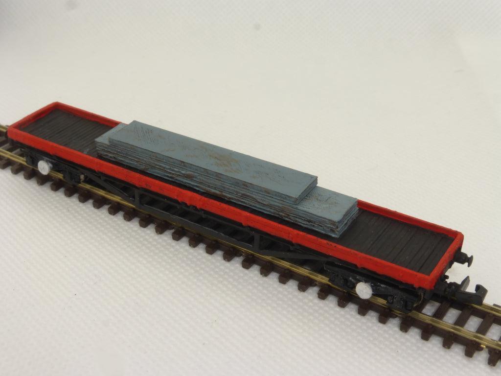 Painted N gauge scale models of steel slabs in different lengths, on a wagon - Three Peaks Models