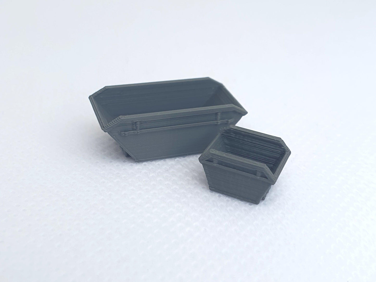 N gauge scale models of an 8-yard skip and a 4-yard skip - Three Peaks Models