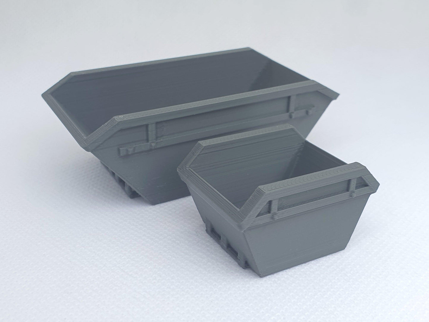 O gauge scale models of an 8-yard skip and a 4-yard skip - Three Peaks Models