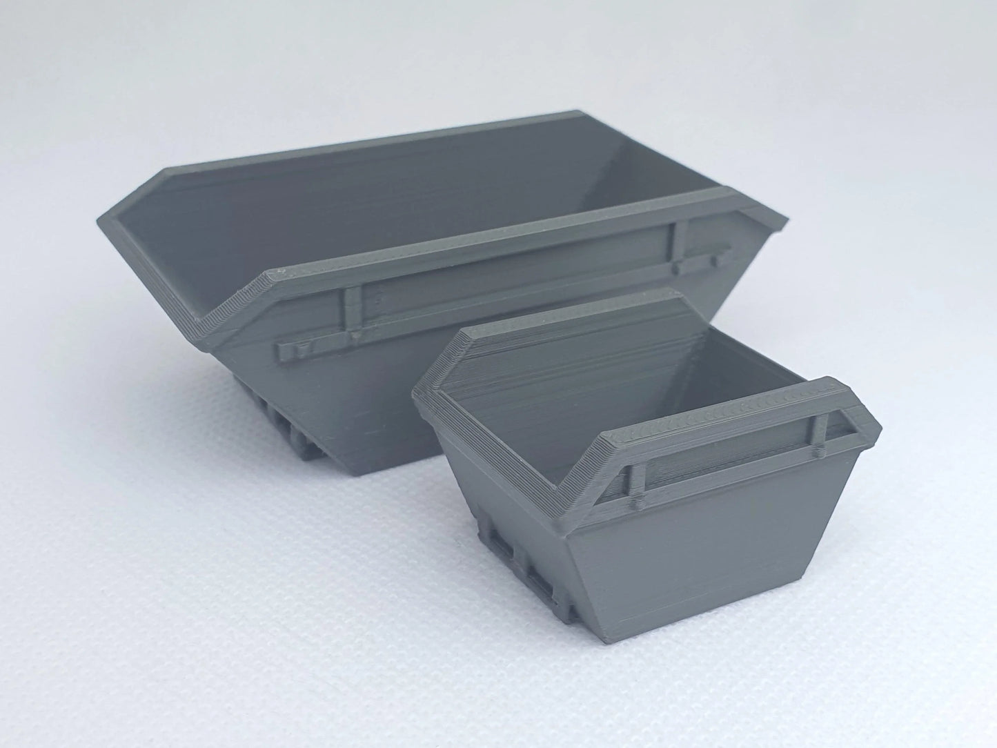 O gauge scale models of an 8-yard skip and a 4-yard skip - Three Peaks Models