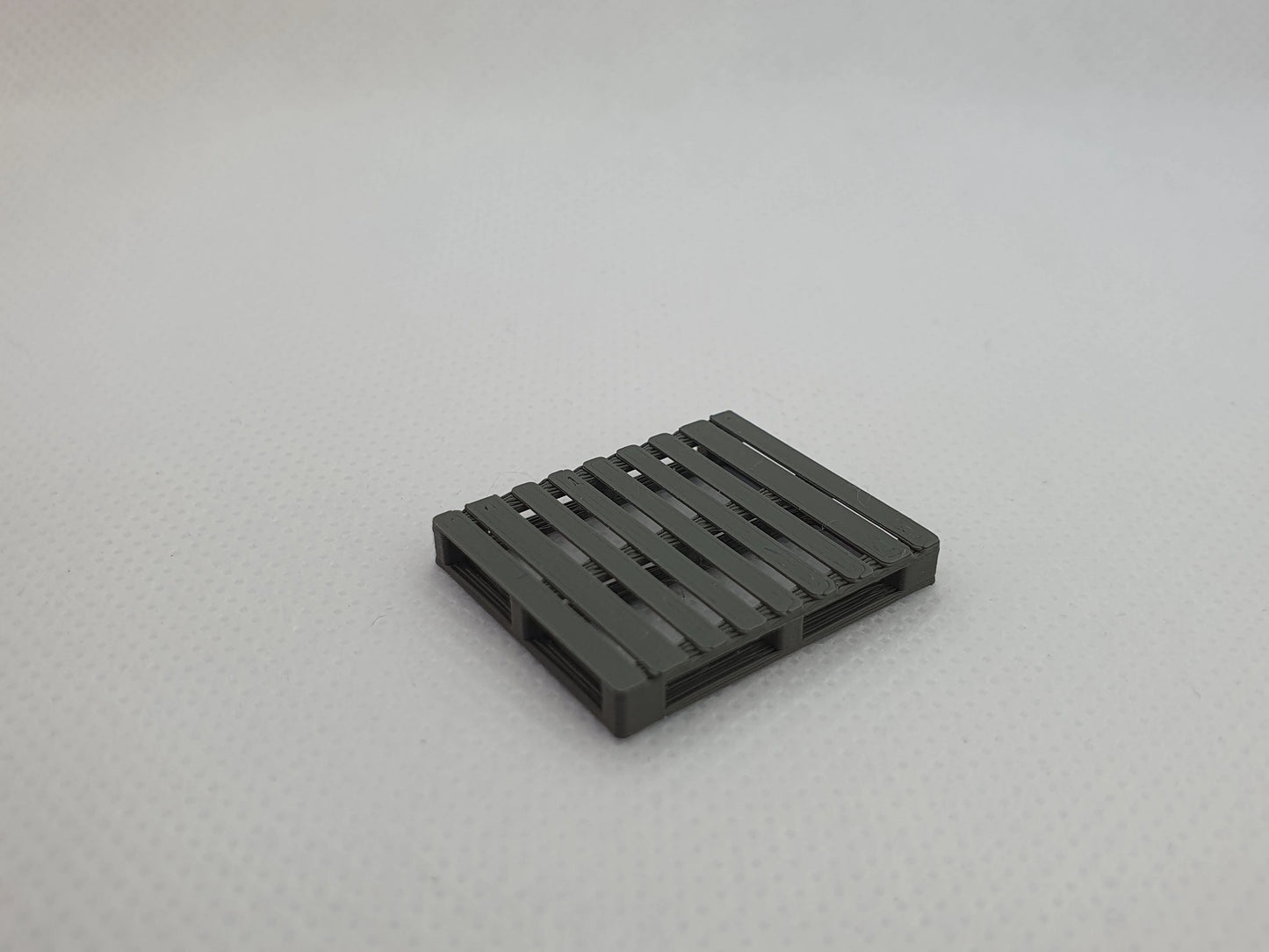 O gauge scale model of a UK pallet - Three Peaks Models