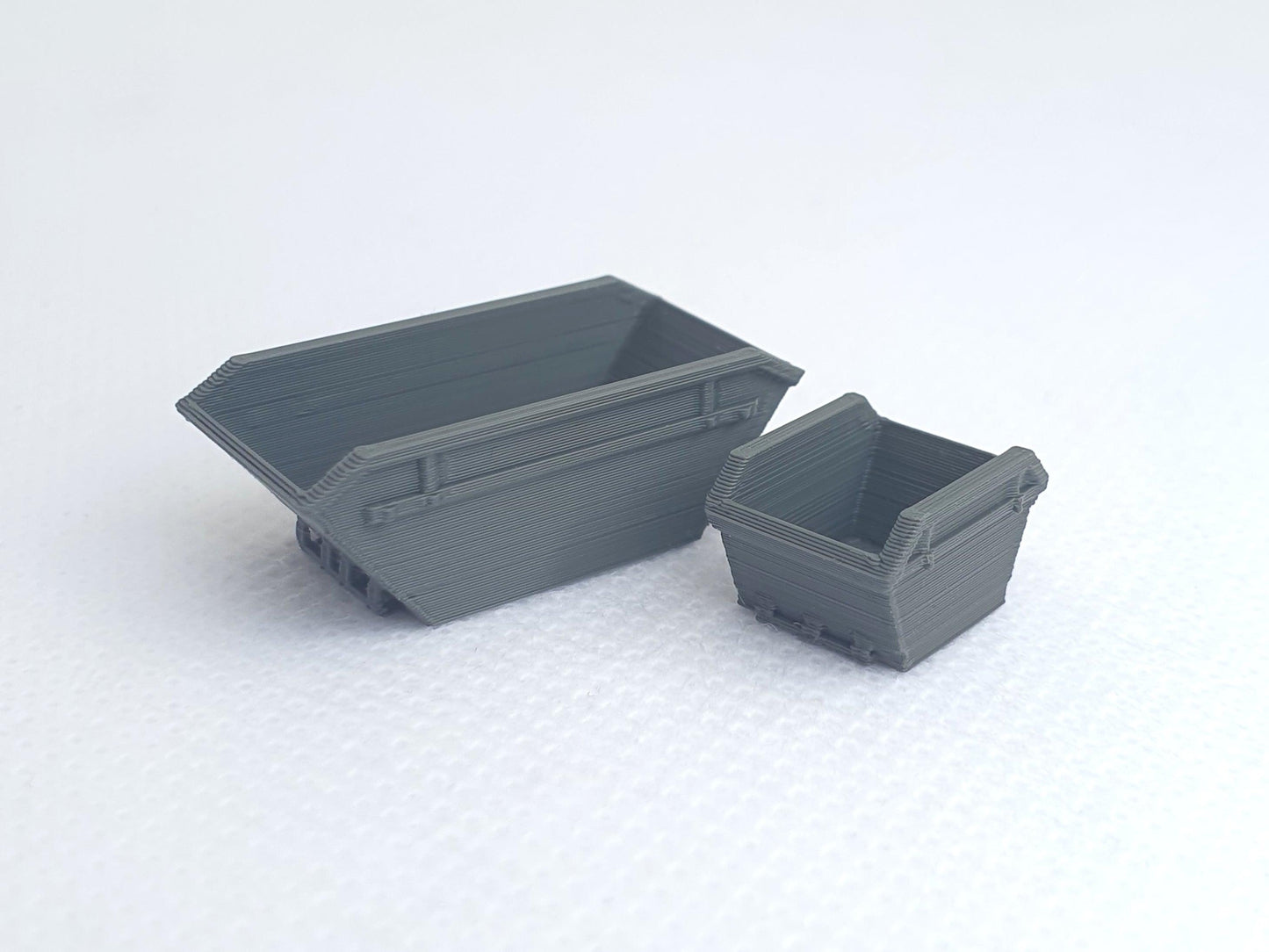 TT 120 gauge scale models of an 8-yard skip and a 4-yard skip - Three Peaks Models