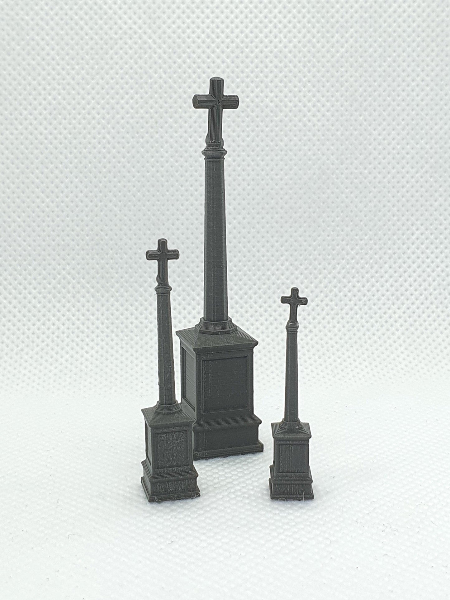 Scale models of a war memorial in OO, TT, and N scale - Three Peaks Models